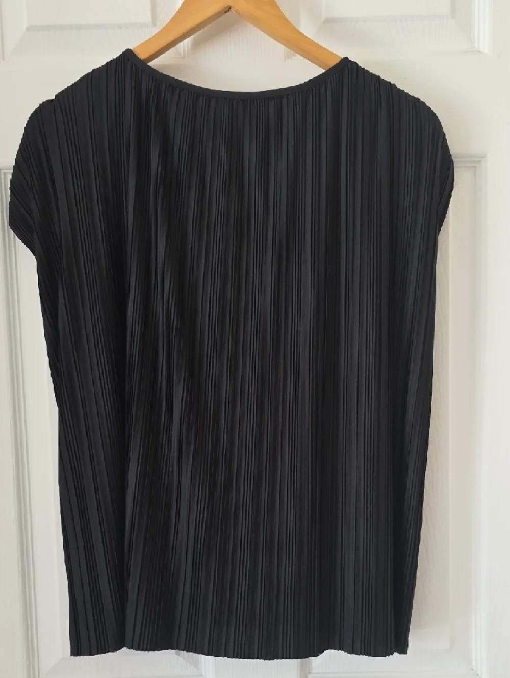 Hush Uk Black Pleated Flowy Cap-Sleeve Top Size S New - Picture 9 of 14